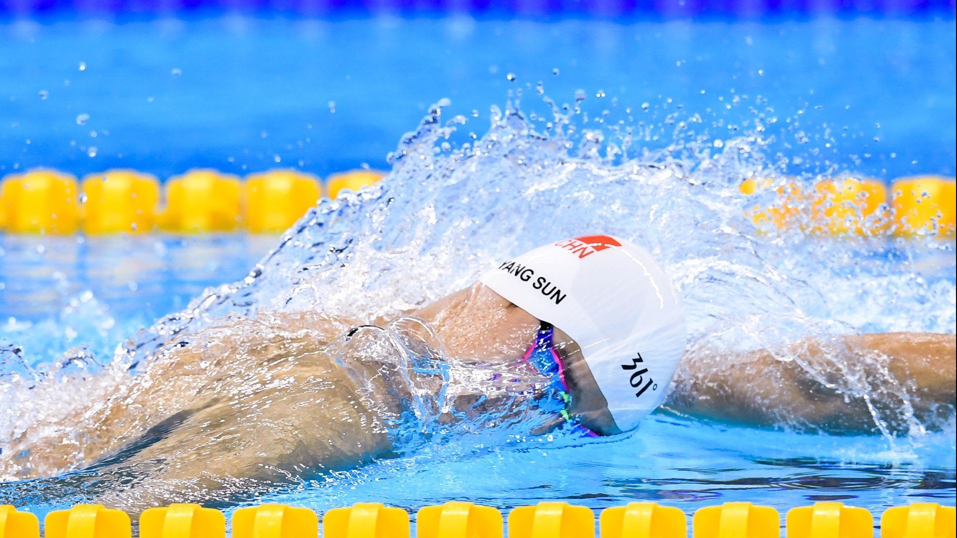 陈艺文稳中求胜展冠军气质，陈艺文领奖